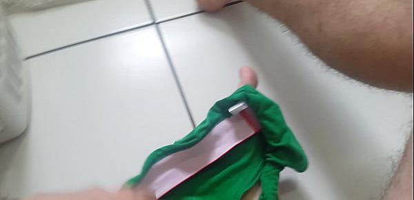  Batendo uma e gozando na cueca